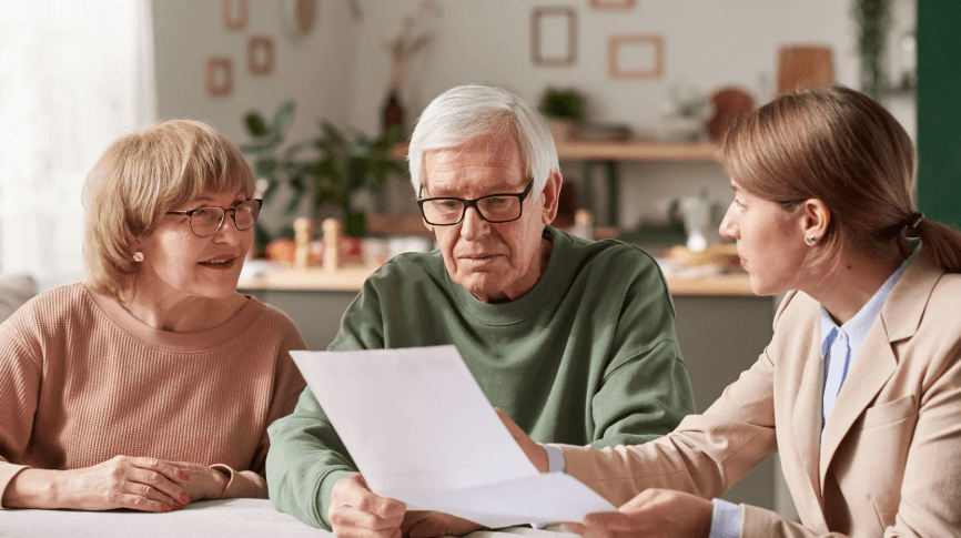 Couple de seniors accompagné dans leurs démarches administratives